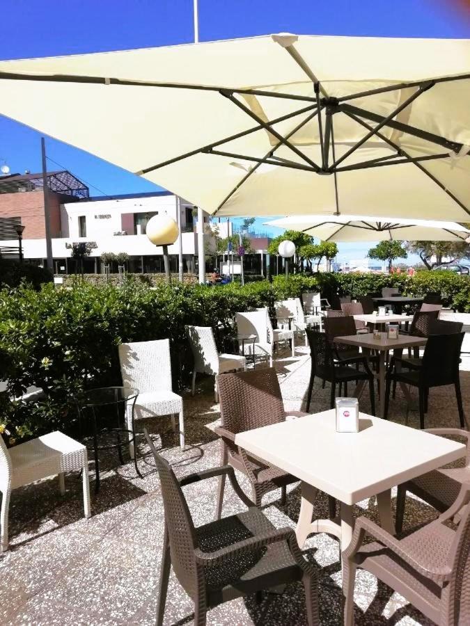 Hotel Gran San Bernardo Риччоне Экстерьер фото