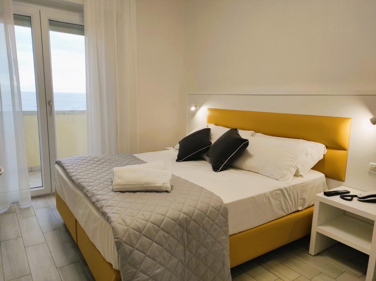 Hotel Gran San Bernardo Риччоне Экстерьер фото