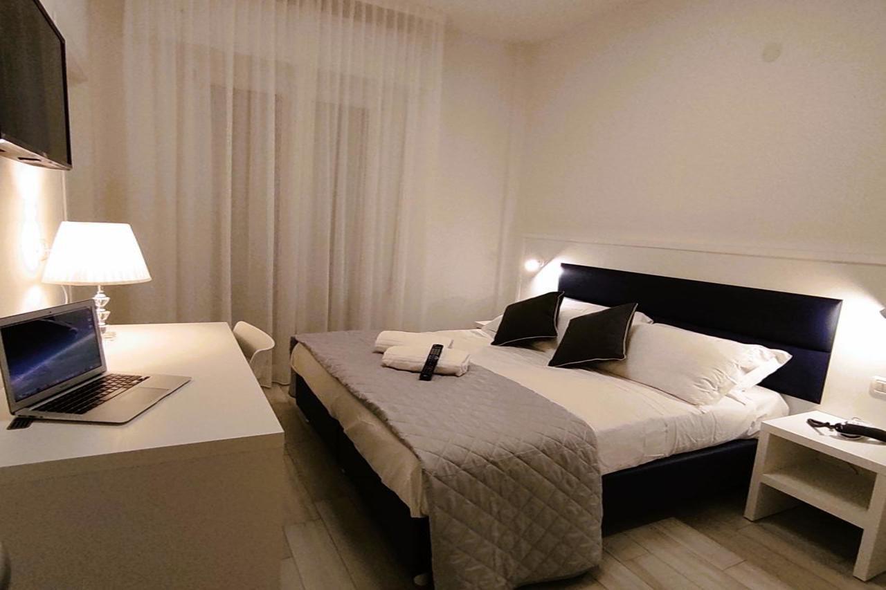 Hotel Gran San Bernardo Риччоне Экстерьер фото