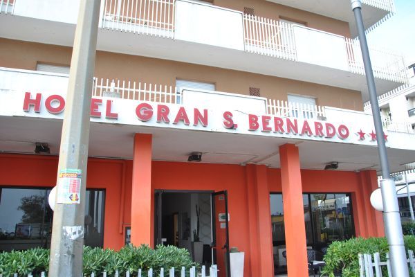 Hotel Gran San Bernardo Риччоне Экстерьер фото