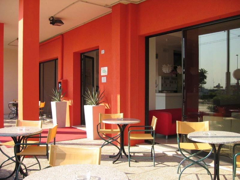 Hotel Gran San Bernardo Риччоне Экстерьер фото